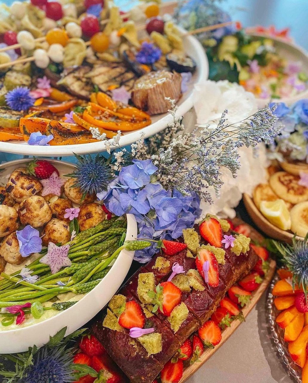 Buffet coloré avec fleurs et légumes